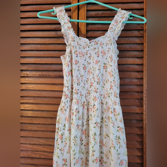 Beautiful and Light Long Floral Dress - Picture 3 of 7